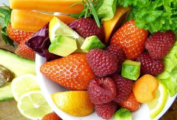 Awọn eso pẹlu awọn berries ati ewebe